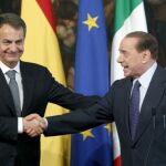 Berlusconi a Zapatero: «Lo saludo como se saluda a un santo»