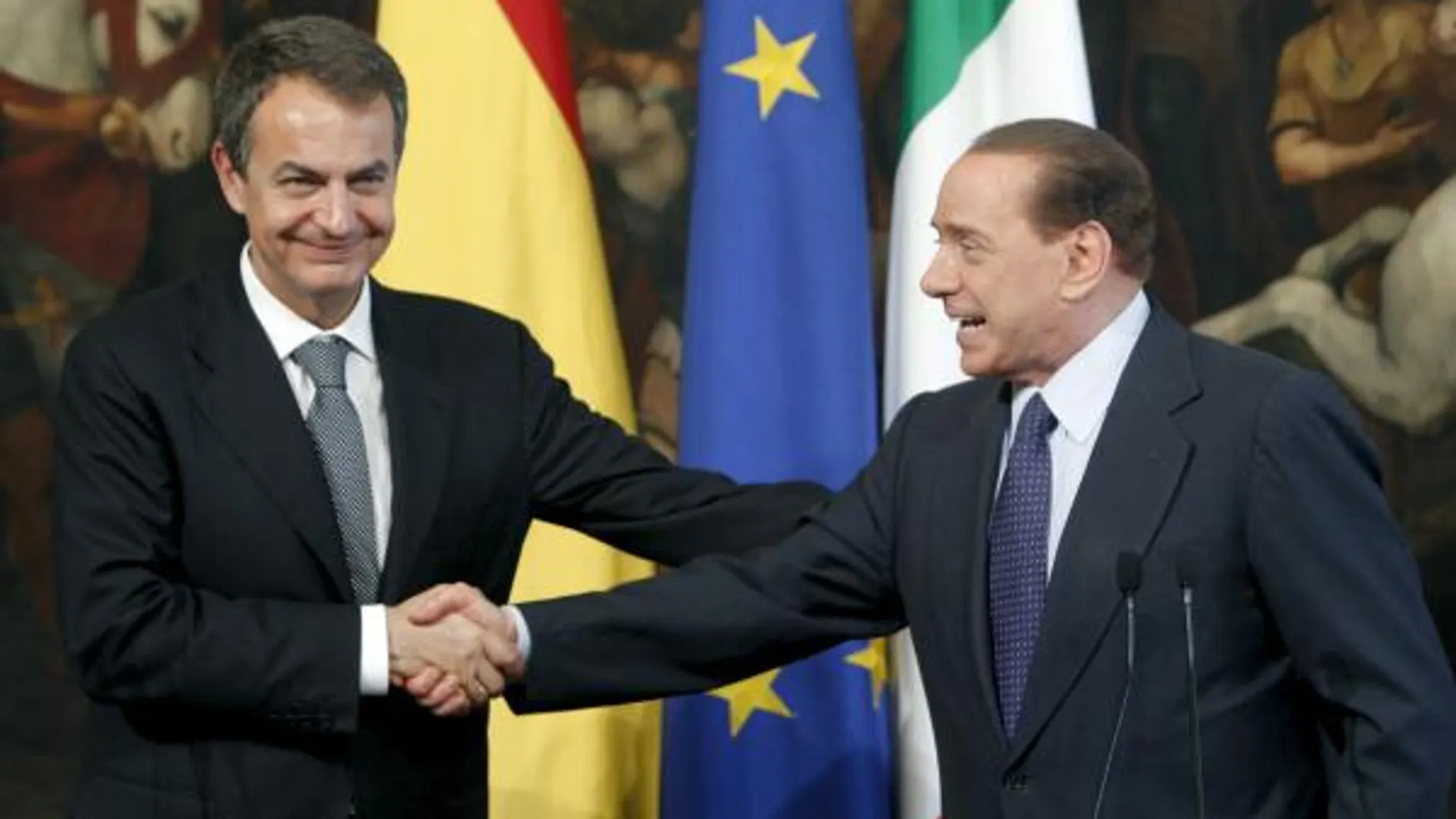 Berlusconi a Zapatero: «Lo saludo como se saluda a un santo»