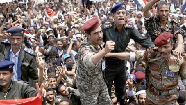 Algunos miembros del Ejército se unieron ayer a las protestas en contra de Saleh