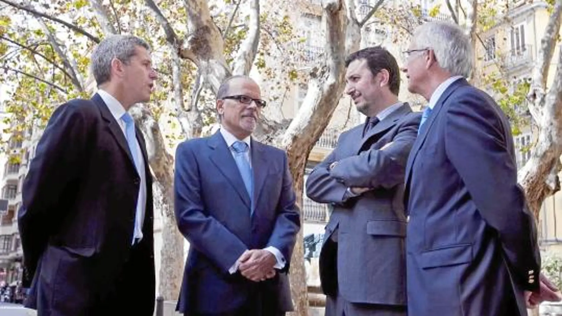 El presidente de Femeval junto con los dos vicepresidentes y el secretario de la organización