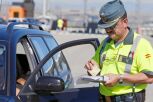 Un agente cobra una multa en una reciente campaña de control de velocidad de la Guardia Civil
