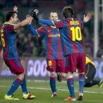 los centrocampistas del FC Barcelona Xabi (i) e Iniesta (c) felicitan al argentino Leo Messi celebra tras marcar el tercer gol ante el Almería,