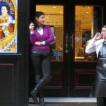 Tras la entrada en vigor de la ley antitabaco, los empresarios se quejan de que hay más gente fuera de sus locales fumando, que dentro consumiendo