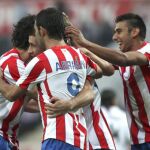 Los jugadores del Atlético de Madrid celebran uno de los goles ante el Vitoria