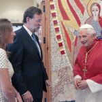 Rajoy y su mujer en la sacristía de la Almudena durante su encuentro con el Papa