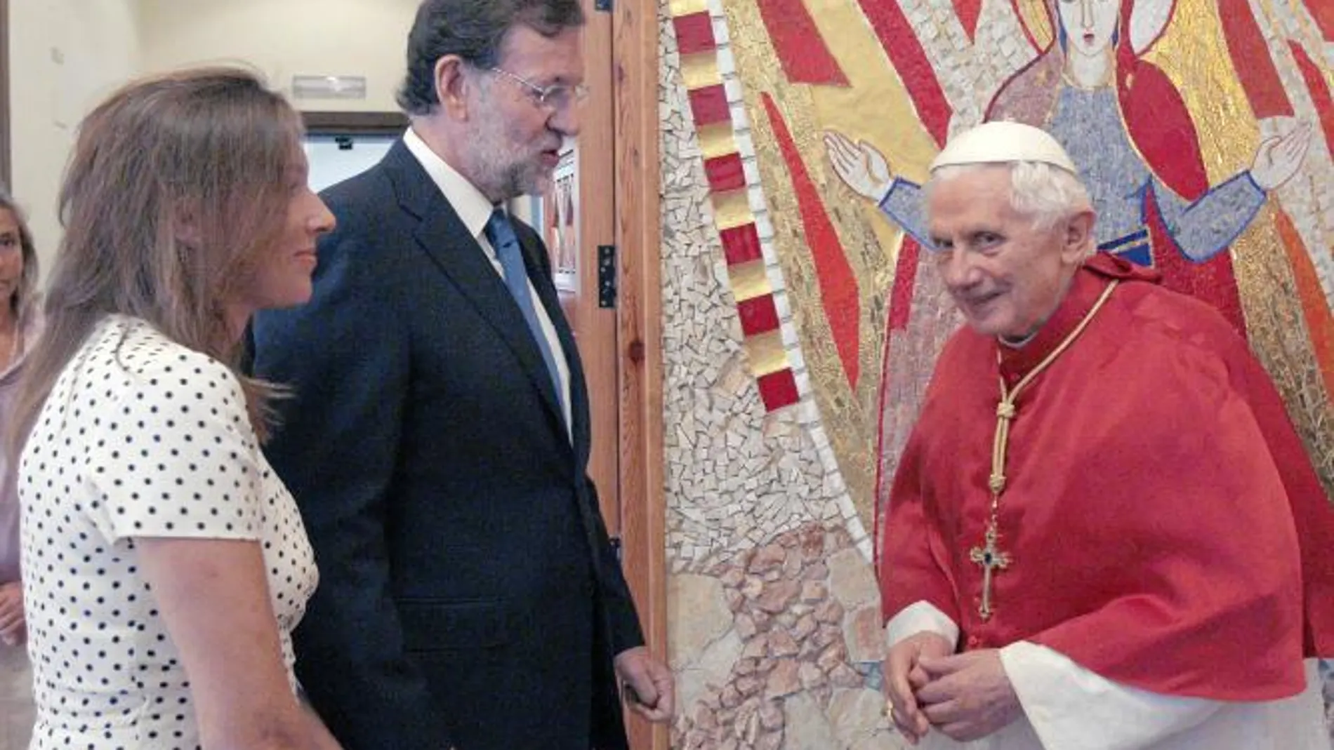 Rajoy y su mujer en la sacristía de la Almudena durante su encuentro con el Papa