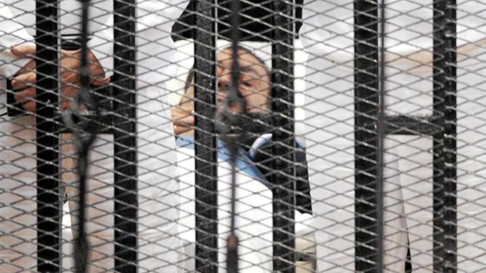 Mubarak, ayer, durante su breve comparecencia ante el tribunal que le juzga