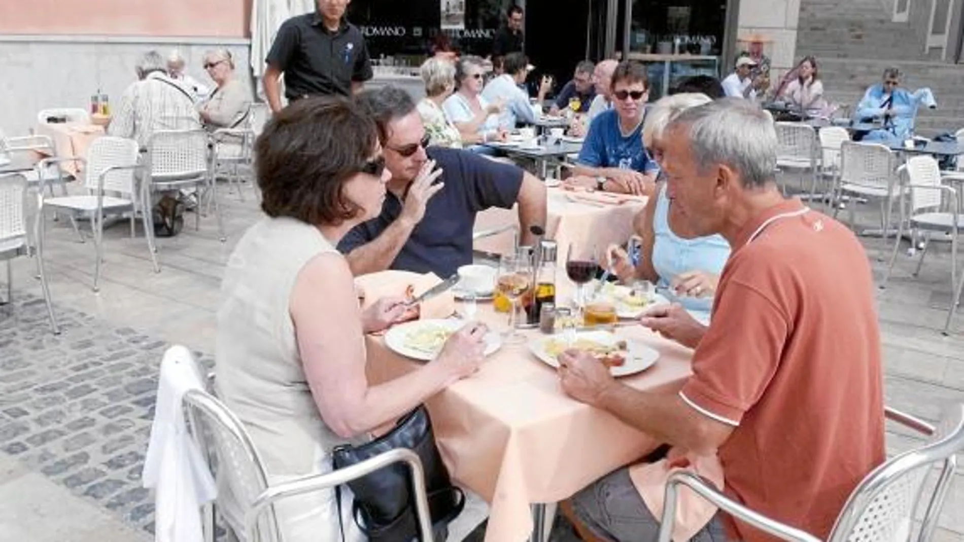 El paro aumentó el pasado mes en todos los sectores, pero en especial medida en servicios con 344 desempleados