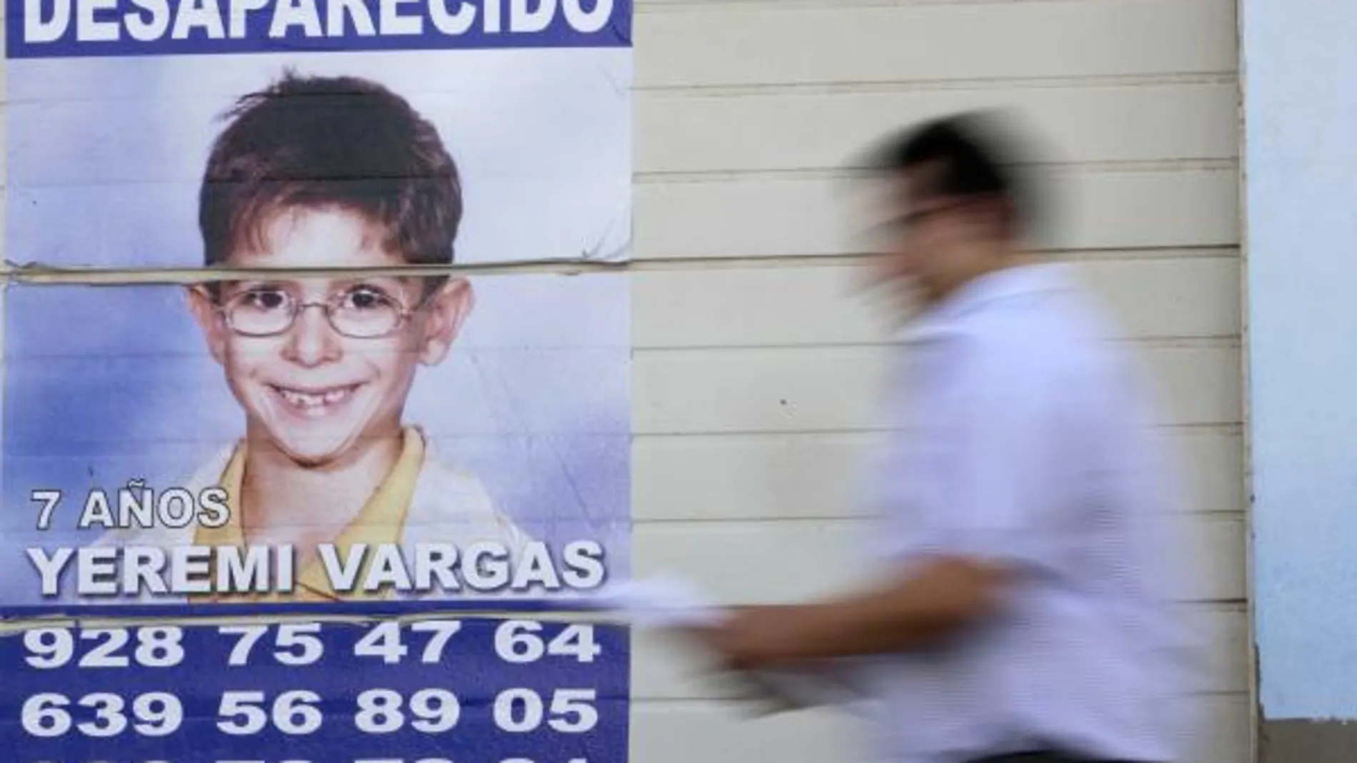 los edificios de la localidad grancanaria de Vecindario están repletos de carteles con la cara de Yéremi