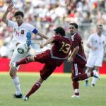 En la imagen, el jugador de la selección de España Xabi Alonso (i) disputa el balón con Luis Seijas (d) de Venezuela