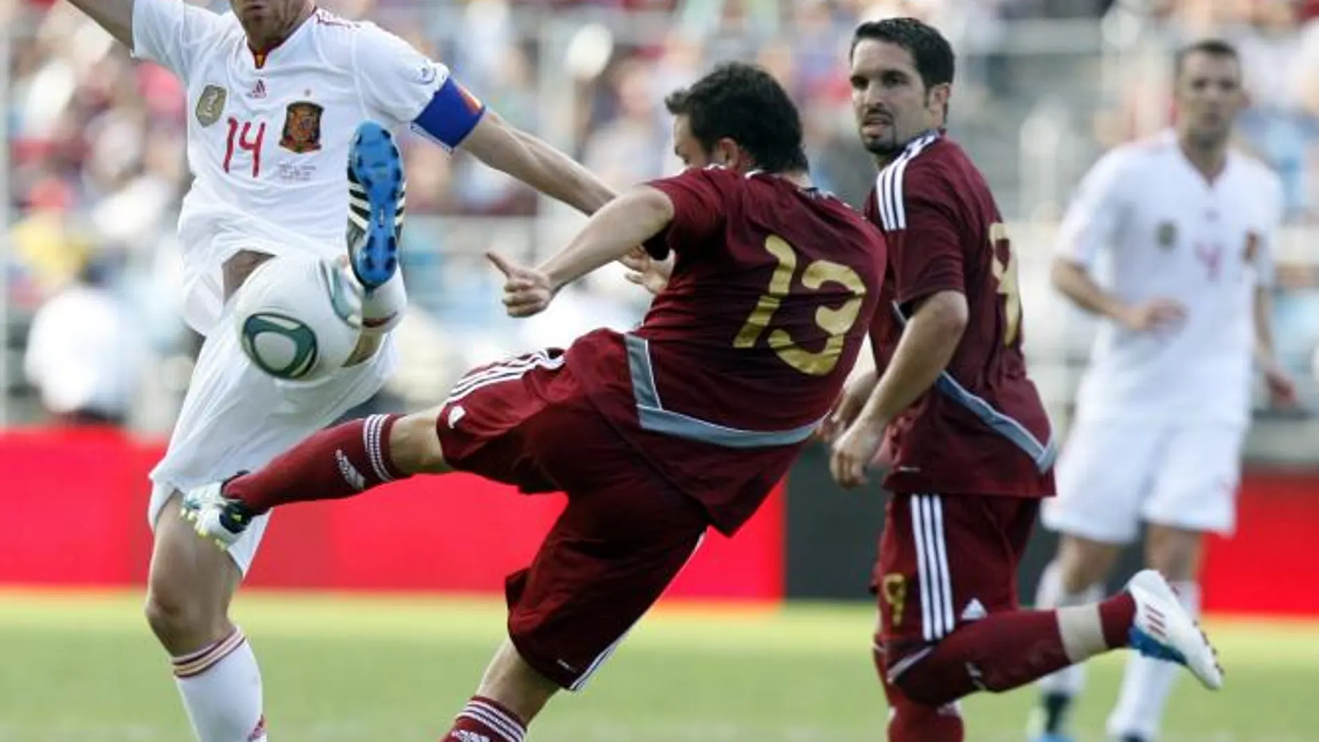 En la imagen, el jugador de la selección de España Xabi Alonso (i) disputa el balón con Luis Seijas (d) de Venezuela