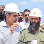 El ministro de Petróleo del CNT con un jefe rebelde de Zintan