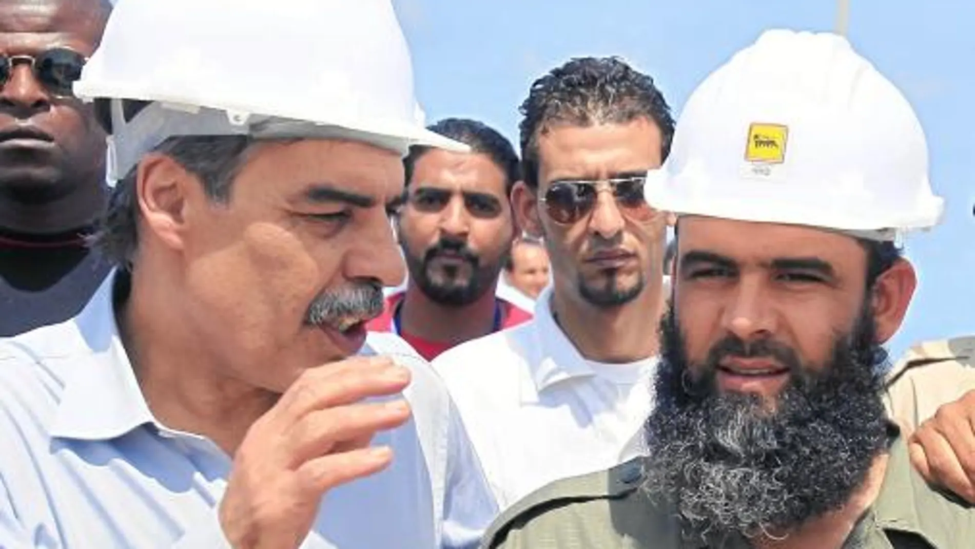 El ministro de Petróleo del CNT con un jefe rebelde de Zintan