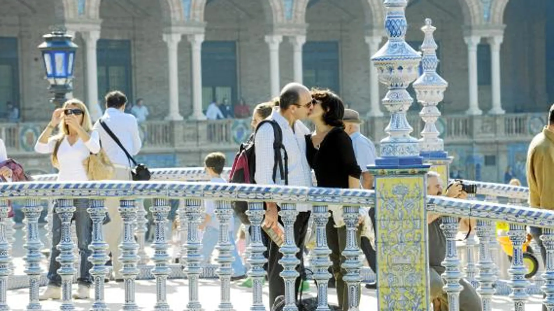 Una pareja se besa en uno de los puentes de la ría, cuyas varandillas y detalles cerámicos han sido recuperados con su estética original