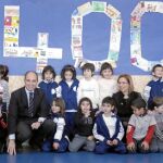 El presidente Camps bajo un mural que indica el ordinal del colegio inaugurado bajo su mandato