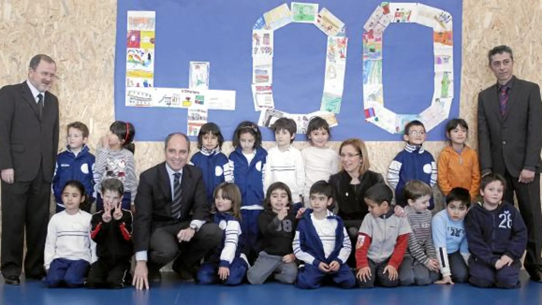 El presidente Camps bajo un mural que indica el ordinal del colegio inaugurado bajo su mandato