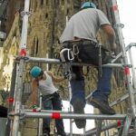 Los operarios ultiman hoy la colocación de 51.000 sillas en el exterior del templo y de las 30 pantallas que retransmitirán la homilía