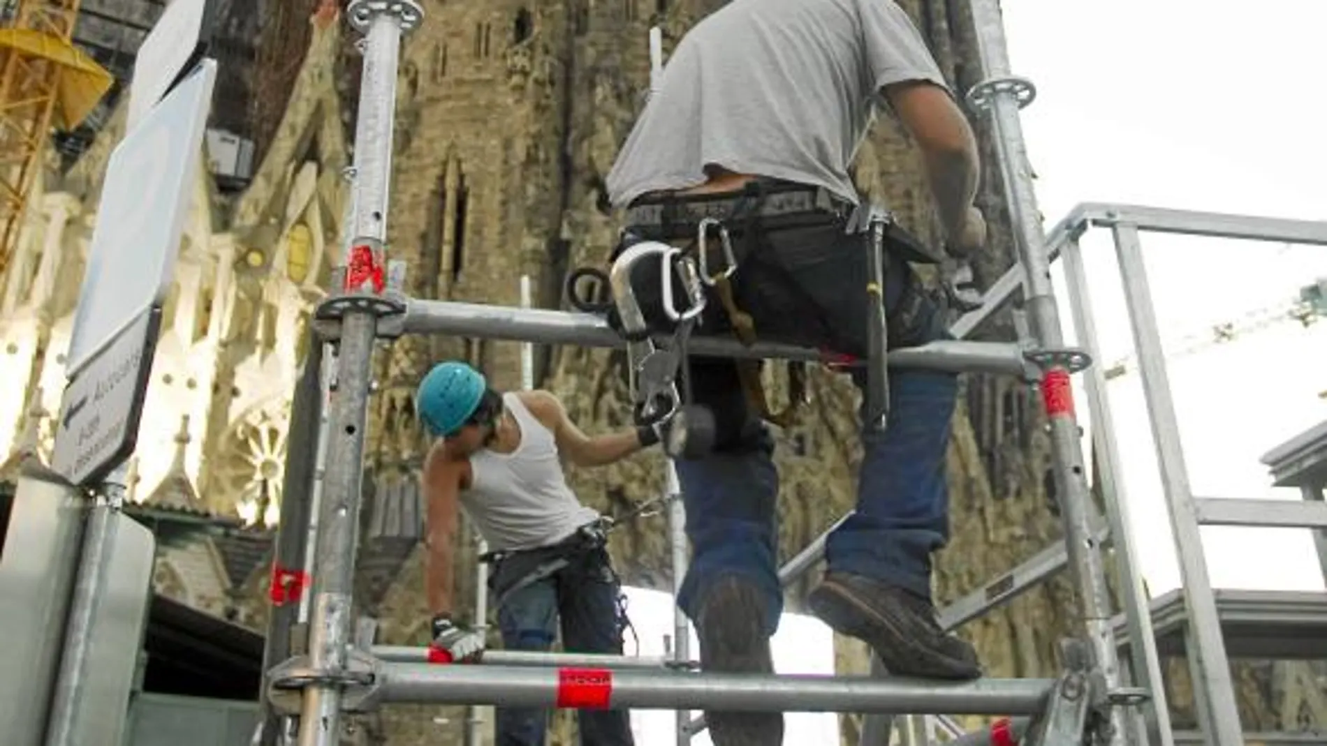 Los operarios ultiman hoy la colocación de 51.000 sillas en el exterior del templo y de las 30 pantallas que retransmitirán la homilía