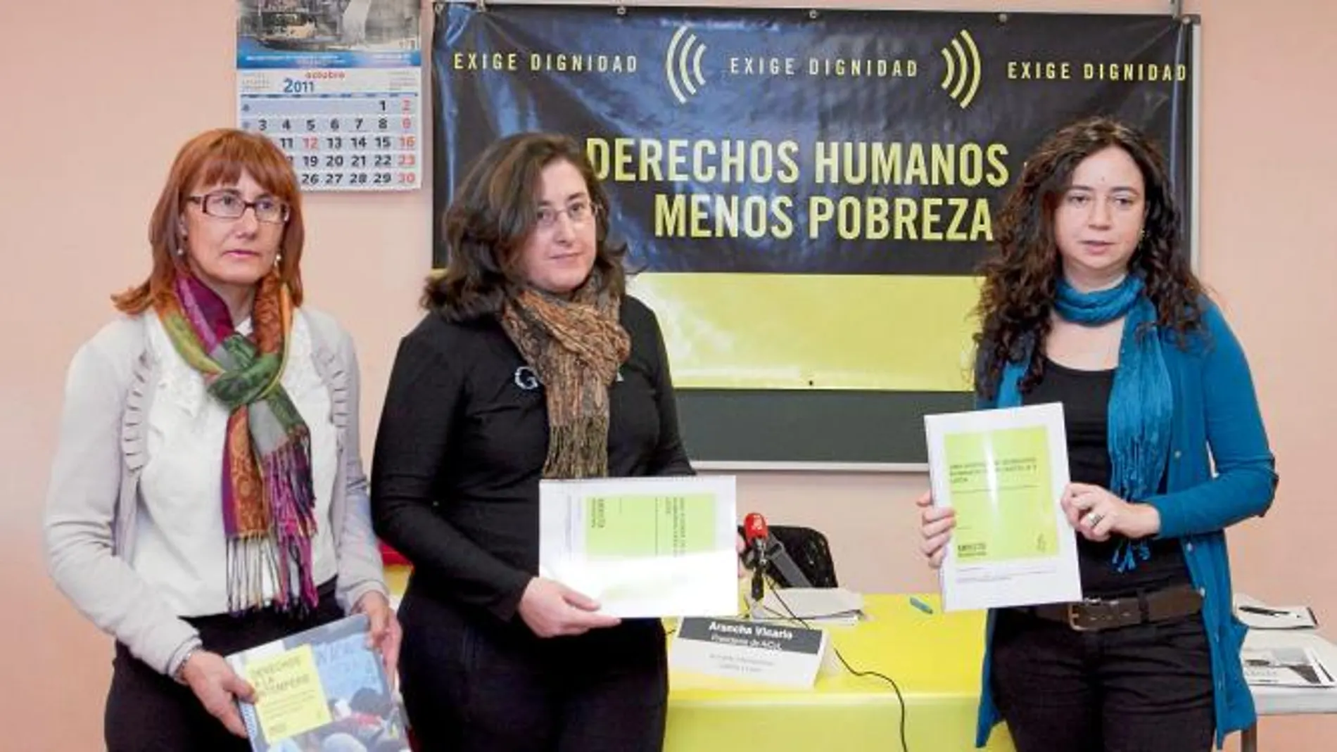 Elena Briongos, de Feafes Aranda, y Anabel Areños y Arancha Vicario, de Amnistía Internacional