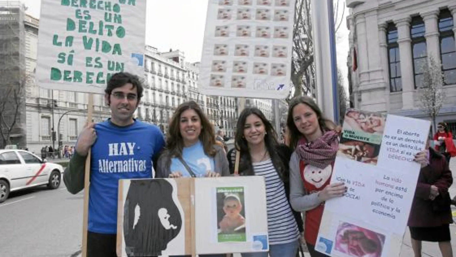 IGNACIO, MACARENA, LUCÍA Y ANA Estos cuatro jóvenes voluntarios expresaron que «el aborto es siempre un asesinato». Criticaron que «últimamente el Gobierno está optando por una política de defensa de la muerte. Habría que cambiar esta cultura de la muerte