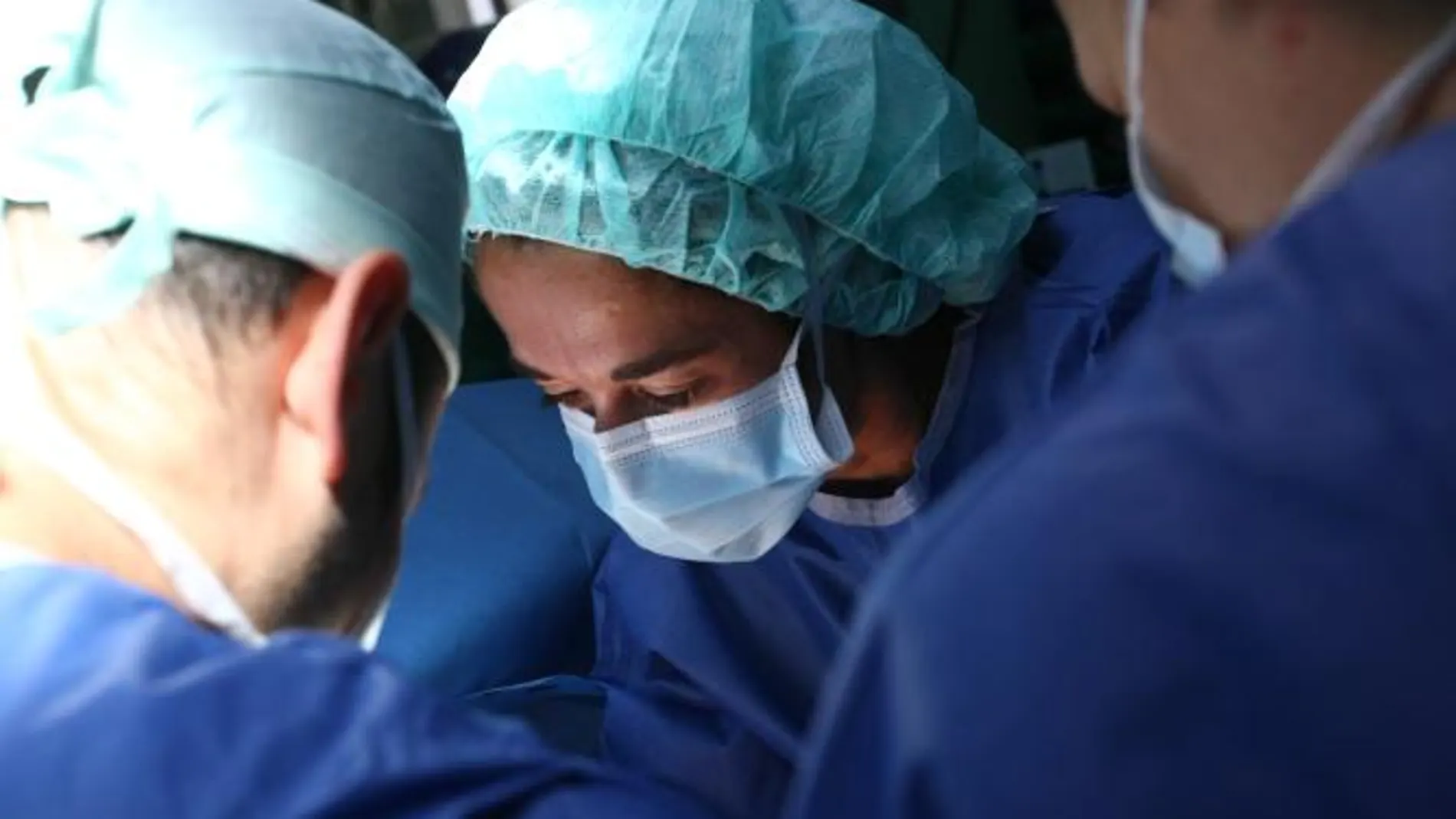 Personal sanitario durante una intervención quirúrgica de cáncer de colon