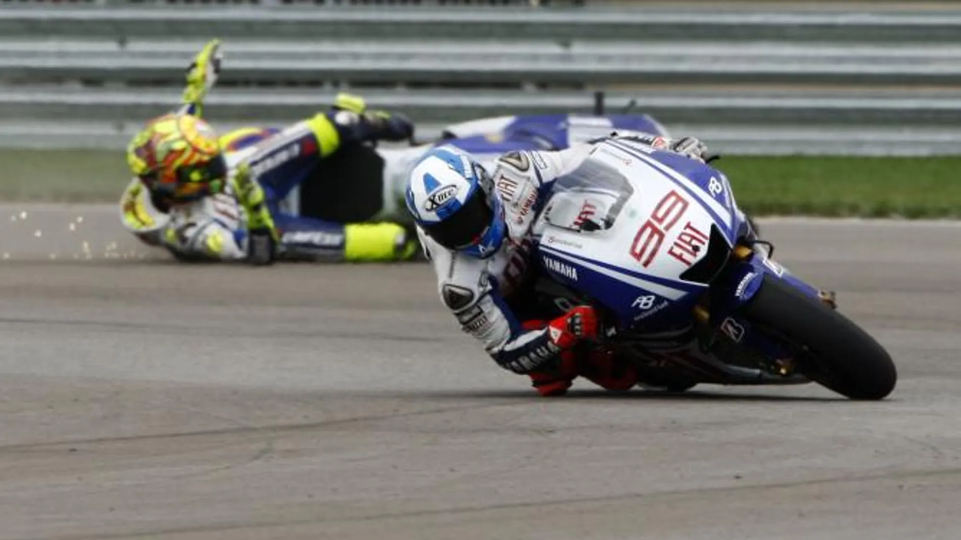 Lorenzo deja a Rossi detrás que cae en una curva en 2009