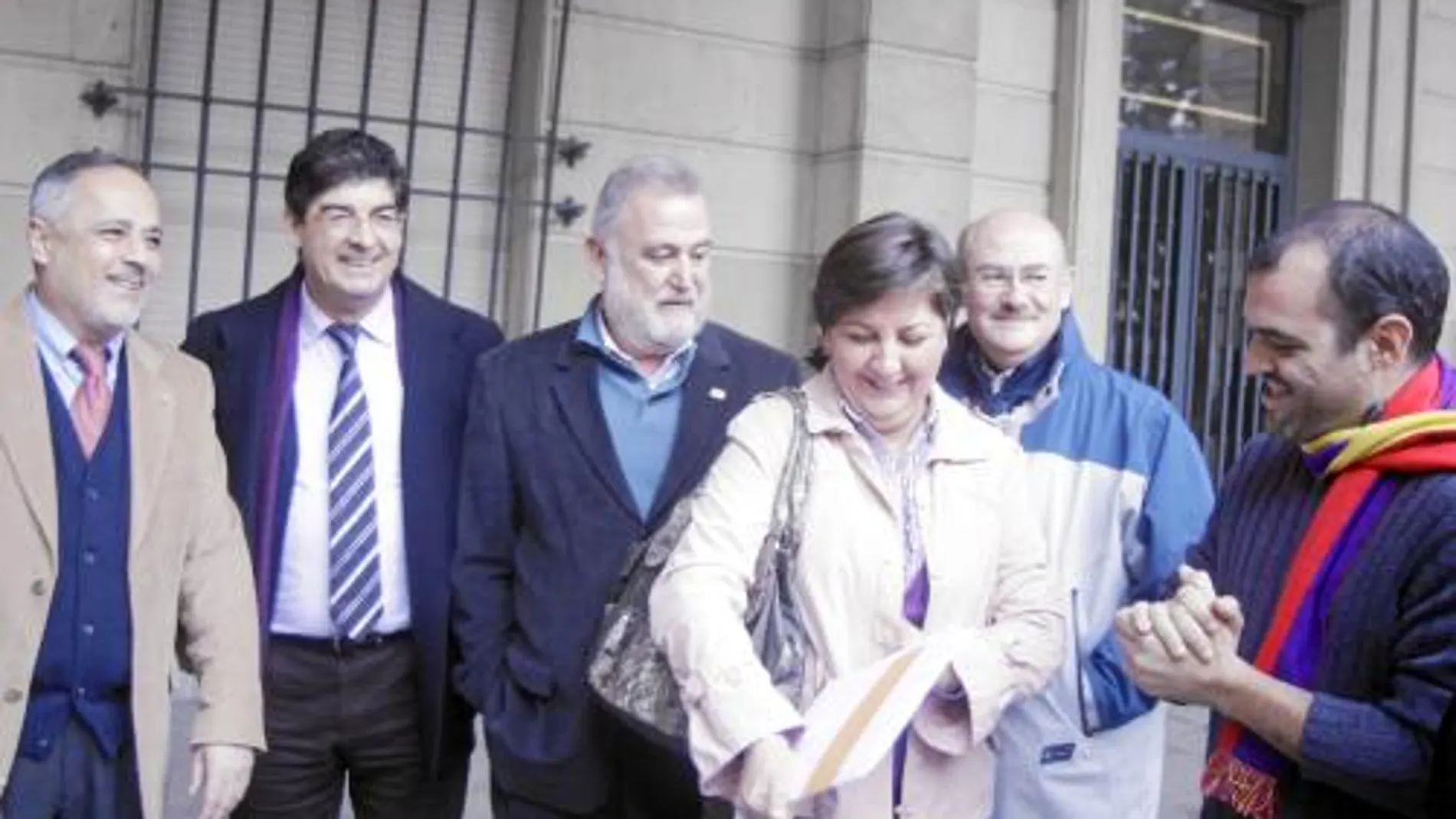 La delegada municipal de IU acudió a la vista previa en los juzgados acompañada por la cúpula de su partido