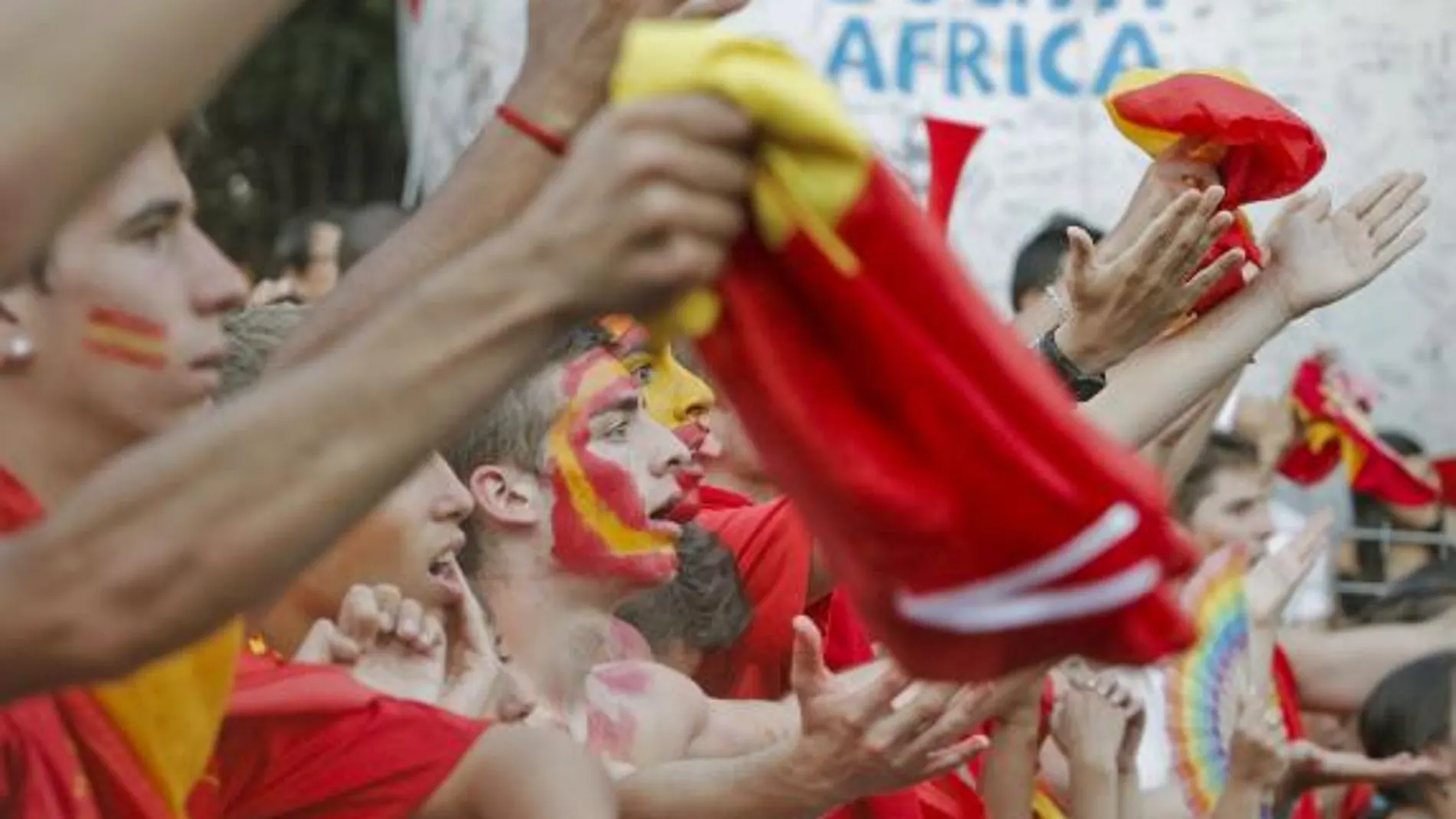 Aficionados madrileños en la plaza de Cibeles