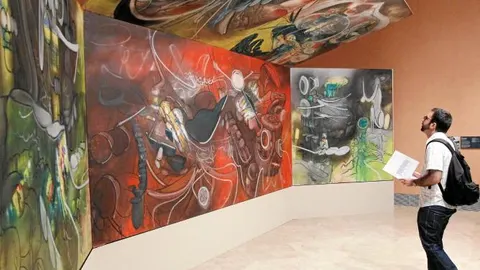 La instalación de los lienzos de Roberto Matta ocupan un espacio en el Museo Thyssen