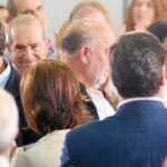 Zapatero y Rubalcaba saludan ayer a su llegada al Comité Federal