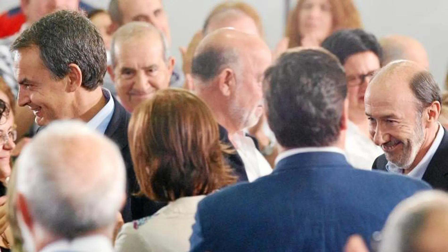 Zapatero y Rubalcaba saludan ayer a su llegada al Comité Federal