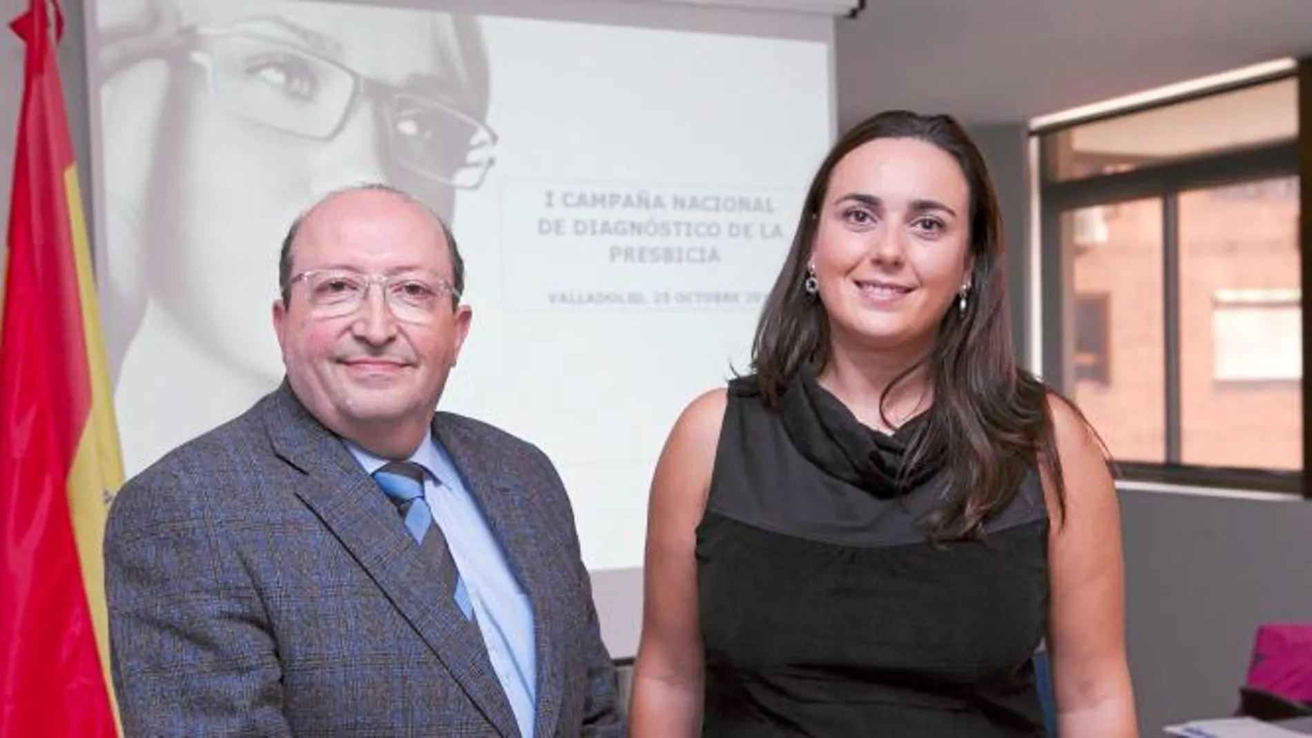 El presidente del Colegio de Ópticos y Optometristas de Castilla y León, Ignacio javier Ferreira, y la portavoz del Instituto Varilux, Laura de Yñigo, presentan la I Campaña Nacional de Diagnóstico de la Presbicia