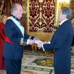 El Rey, durante la recepción que interrumpió por la llamada