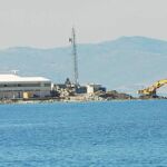 Una máquina excavadora gana terreno al mar en una zona próxima al aeropuerto de Gibraltar