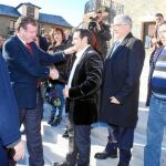 El consejero de Fomento, Antonio Silván, saluda a los alcaldes de las pedanias beneficiadas por el servicio
