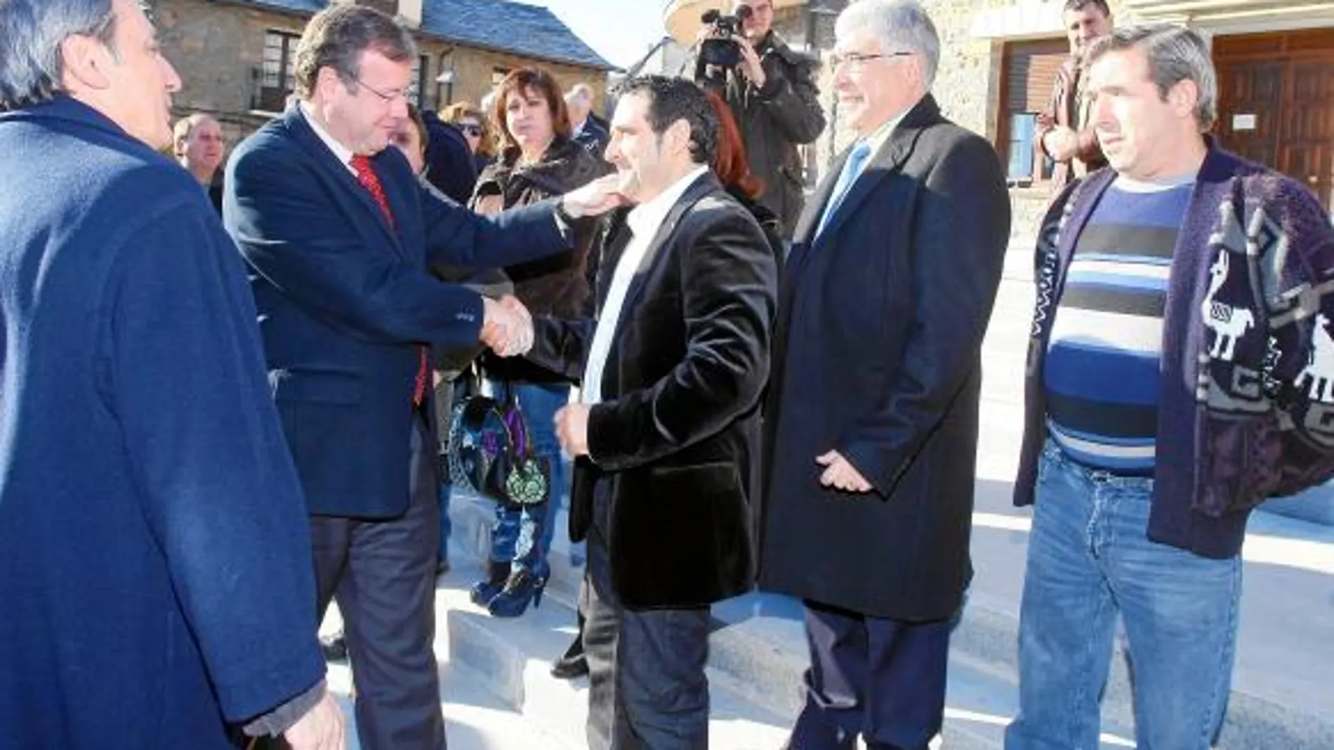 El consejero de Fomento, Antonio Silván, saluda a los alcaldes de las pedanias beneficiadas por el servicio