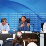 El consejero de Política Social, Mujer e Inmigración, Joaquín Bascuñana (centro) en la presentación de ayer