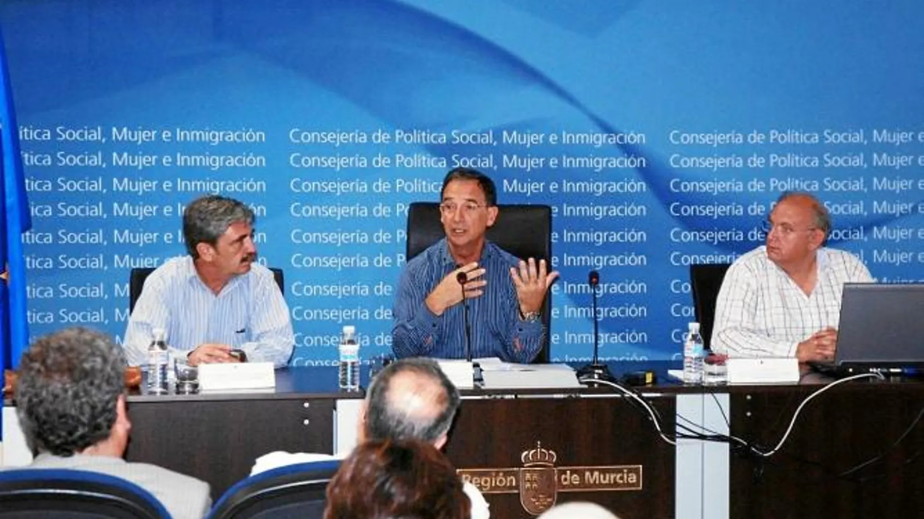 El consejero de Política Social, Mujer e Inmigración, Joaquín Bascuñana (centro) en la presentación de ayer