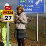 Fotografía cedida por la Comunidad Autónoma de Madrid de su presidenta, Esperanza Aguirre, esta mañana durante la inauguración de un tramo de la carretera M-224.