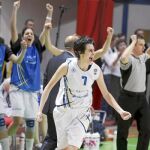 ALBA TORRENS, que fue elegida jugadora más valiosa de la final, celebra una de las canastas de su equipo