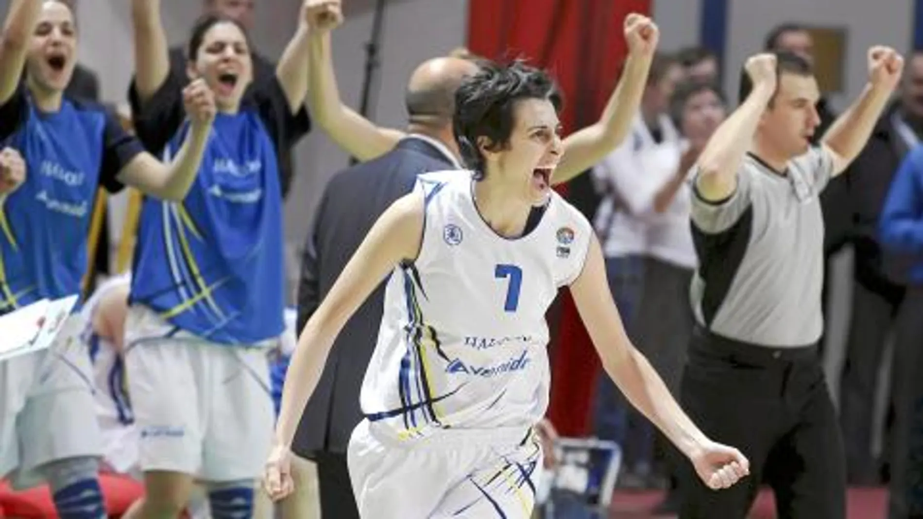 ALBA TORRENS, que fue elegida jugadora más valiosa de la final, celebra una de las canastas de su equipo
