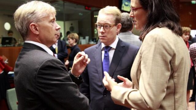 La comisaria europea de Interior, Celia Malmstrom, conversa con dos de los participantes en la cumbre de hoy en Bruselas