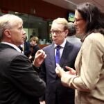 La comisaria europea de Interior, Celia Malmstrom, conversa con dos de los participantes en la cumbre de hoy en Bruselas