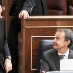 Zapatero y Rubalcaba conversan durante el Pleno del Congreso de ayer