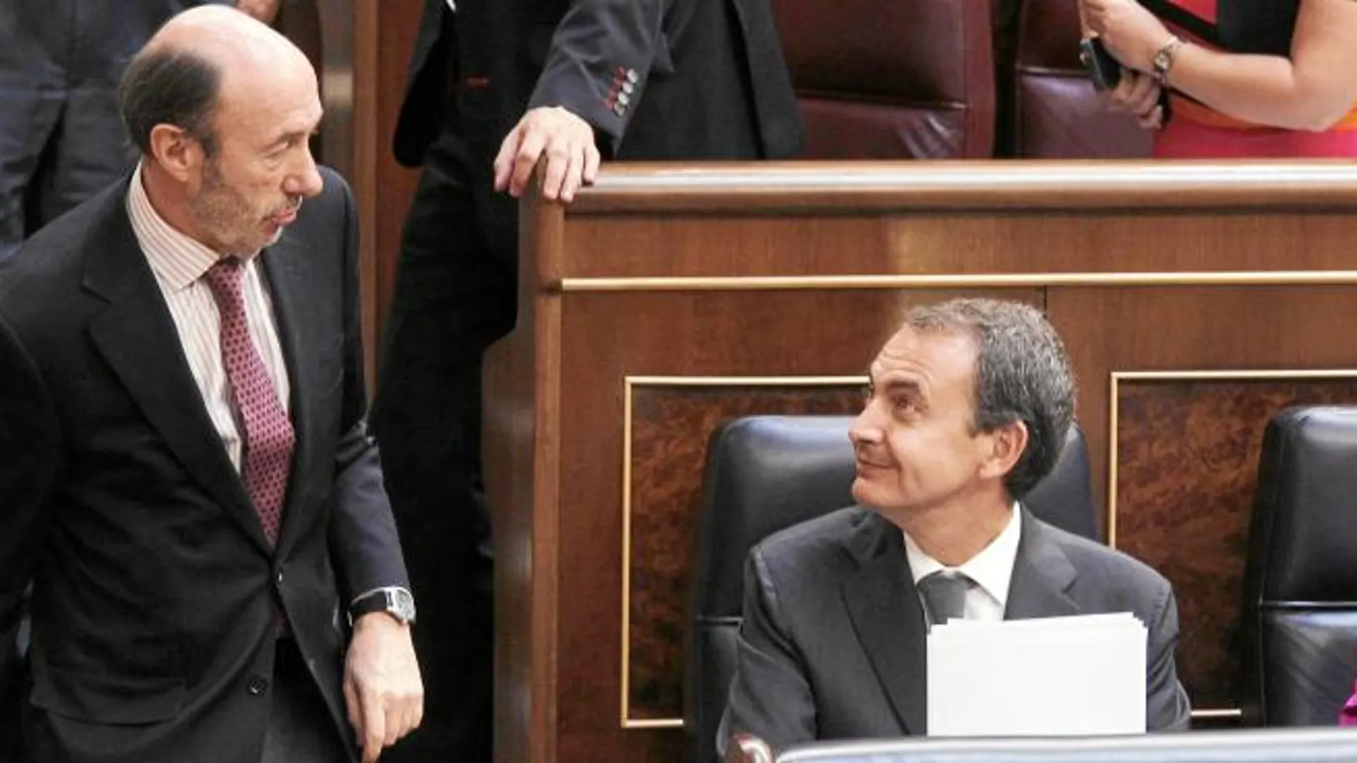 Zapatero y Rubalcaba conversan durante el Pleno del Congreso de ayer