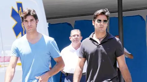 Francisco Rivera y su hermano Cayetano, a la salida de la Clínica Fátima de Sevilla, donde está ingresada su tía
