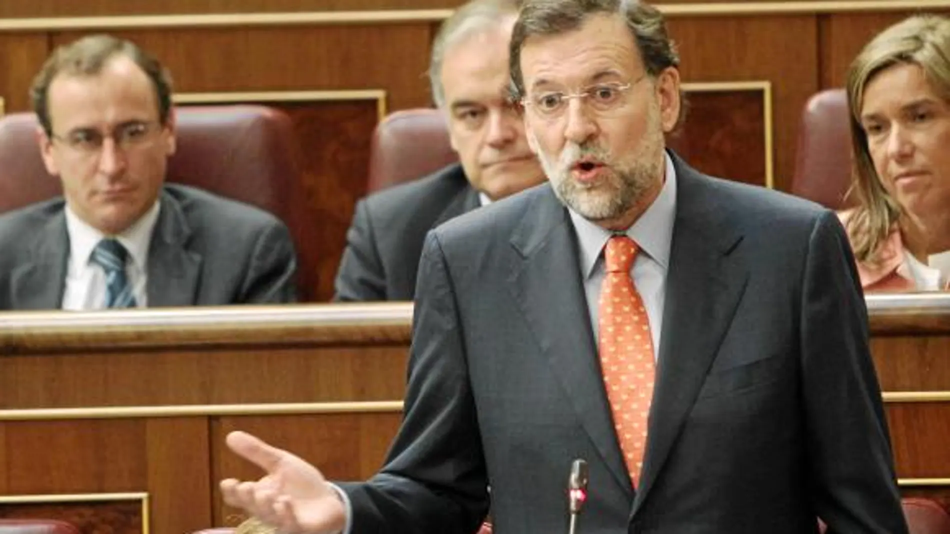 El líder del PP preguntó ayer al presidente del Gobierno sobre el valor que le da a las resoluciones de la Cámara