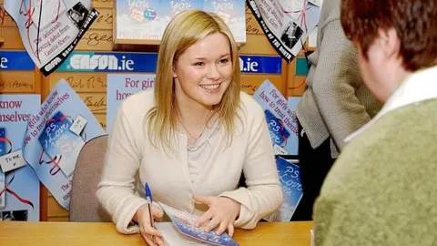 La autora firma ejemplares de su primera novela, «Posdata: Te quiero»