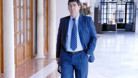 El coordinador regional de IU, Diego Valderas, en un pasillo del Parlamento andaluz