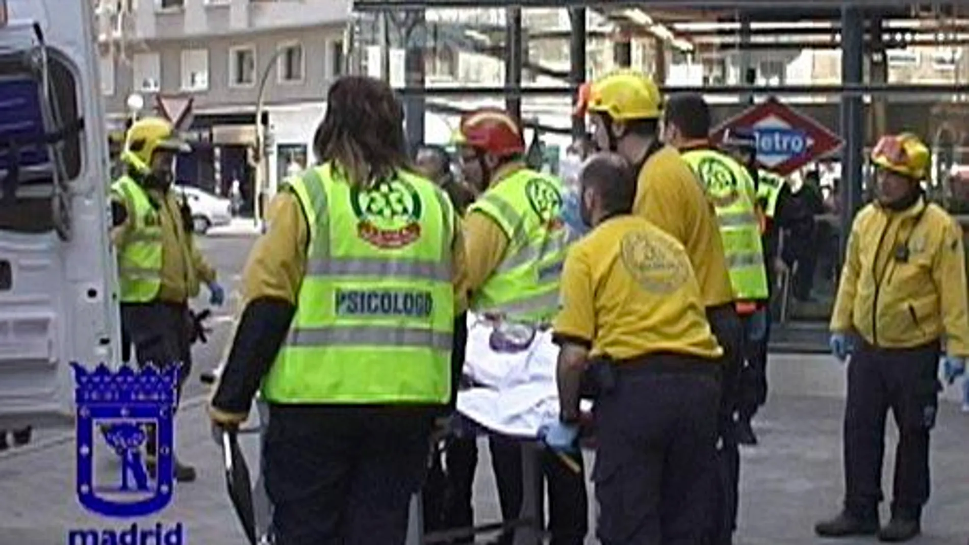 Una mujer muy grave al sufrir la amputación de sus piernas tras caer al Metro